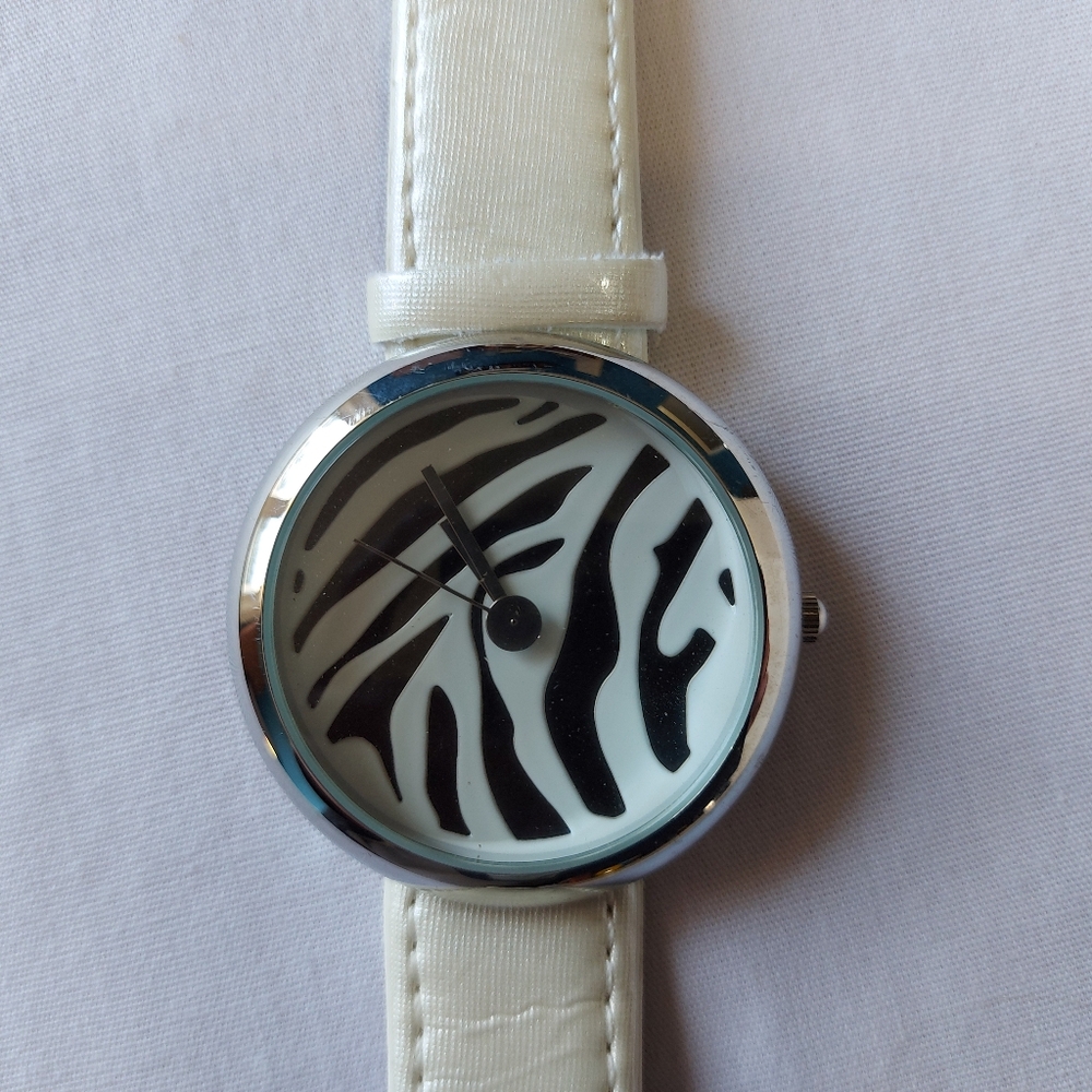 Narmi Zebra Pattern Face Ladies Quartz Wrist Watch, New Battery